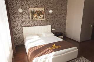Гостиница Роял Отель Новокузнецк Улучшенный номер с кроватью размера  king-size-1