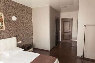 Гостиница Роял Отель Новокузнецк Улучшенный номер с кроватью размера  king-size-2